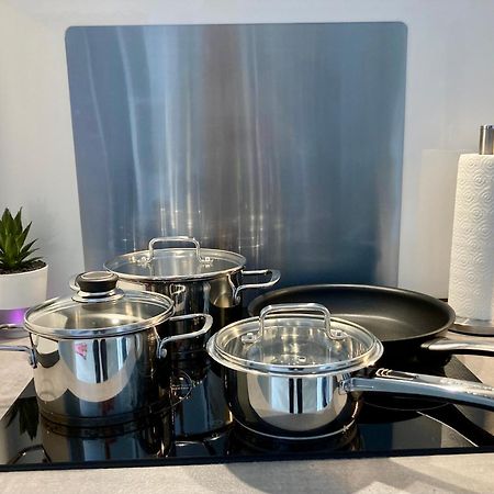 Living At Saarpartments -Adultsonly- 2 Bedrooms, Kitchen - Business & Holiday Apartments For Long- And Short Term Stay, 3 Min To Train Station, Secure E-Bike Parking! 萨尔布吕肯 外观 照片